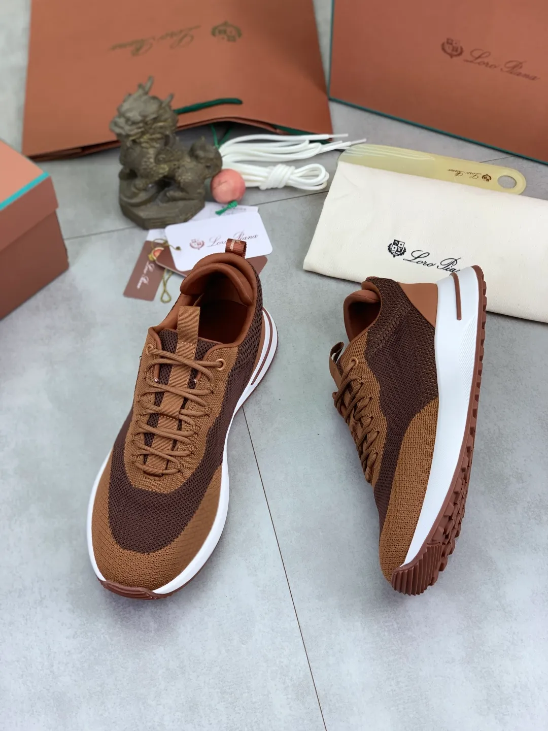 Men's men's shoes 💰P542 New style 💰High quality The latest casual shoes Loro Piana 💯Top grade💯Buy the original copy💯 Founded the existing Loro Piana company on April 24, 1924. The family has been operating for the sixth generation, providing top quality products to customers who are discerning in taste and quality. Imported original fly woven fabrics with cowhide fabric, plain calfskin lining, hand-stitched threads with cowhide feet, original packaging, high-end outsole, size: 38-46, multiple colors available, complete package